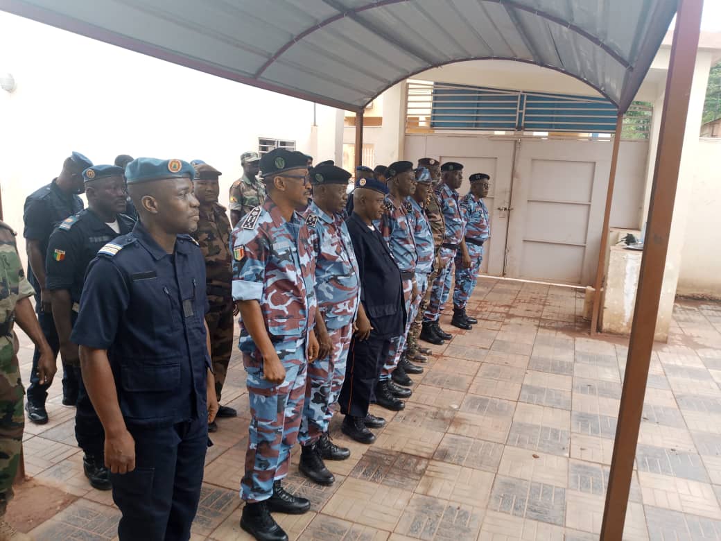 CEREMONIE DE MONTEE DES COULEURS A L'INSPECTION DES SERVICES DE SÉCURITÉ ET DE LA PROTECTION CIVILE